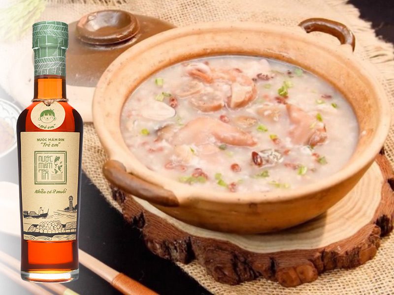 Cháo giò heo hạt sen nêm nước mắm cho trẻ em